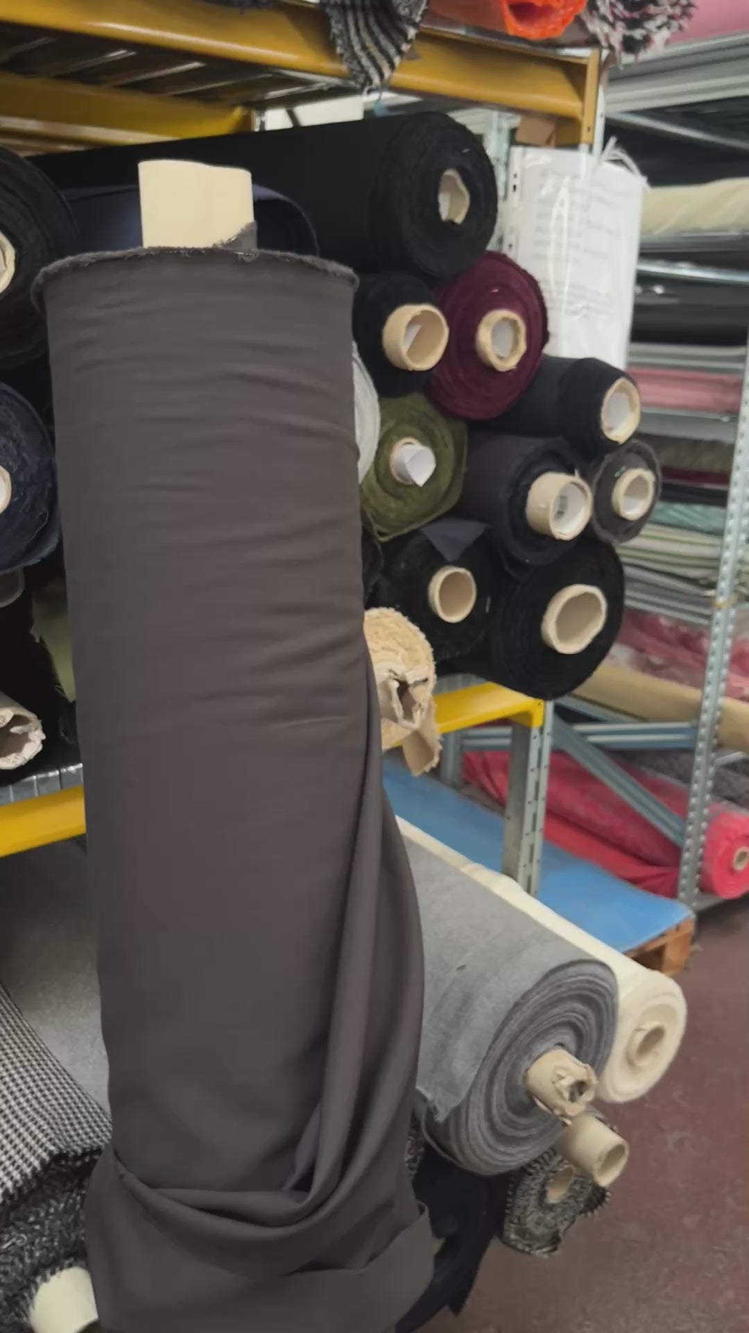 Carica video: Pantalone Gabry 100% lana vergine Made in Italy cioccolato